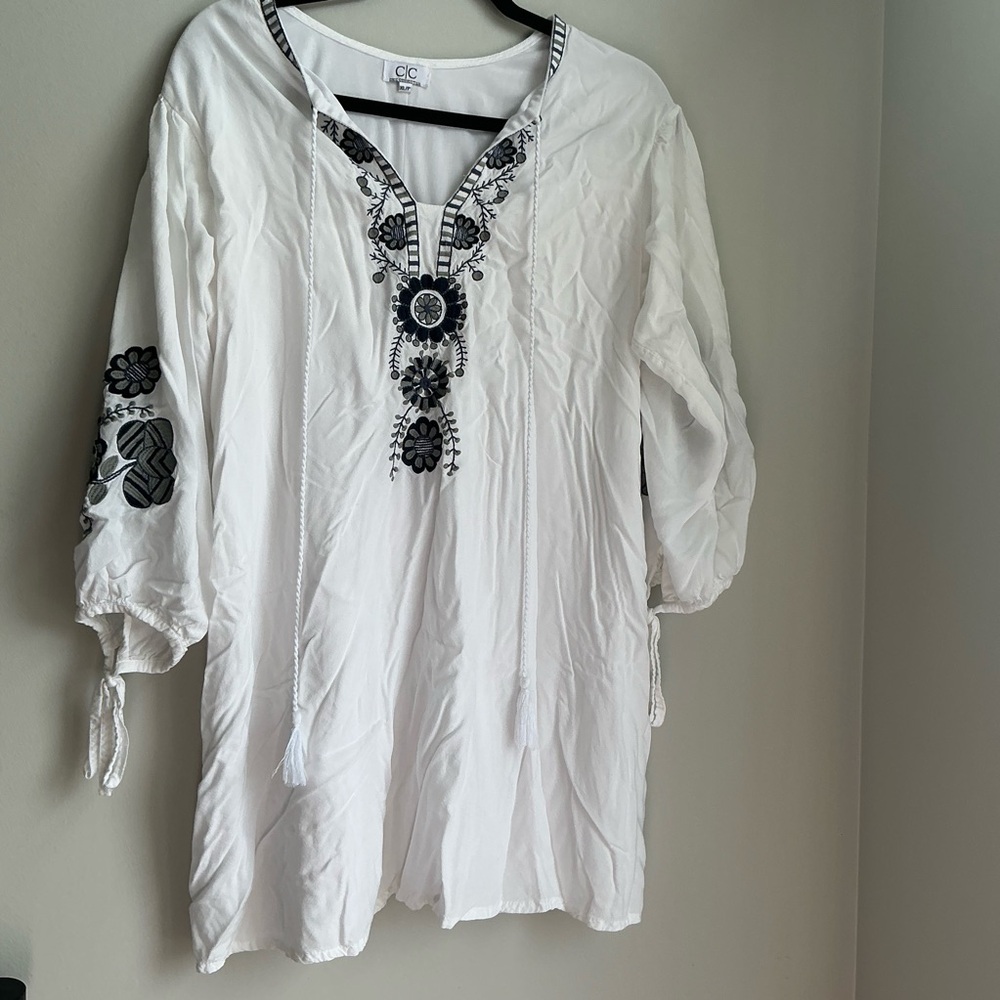 C&C California White Embroidered Boho Tunic Top Floral Sleeve Detail Size XL